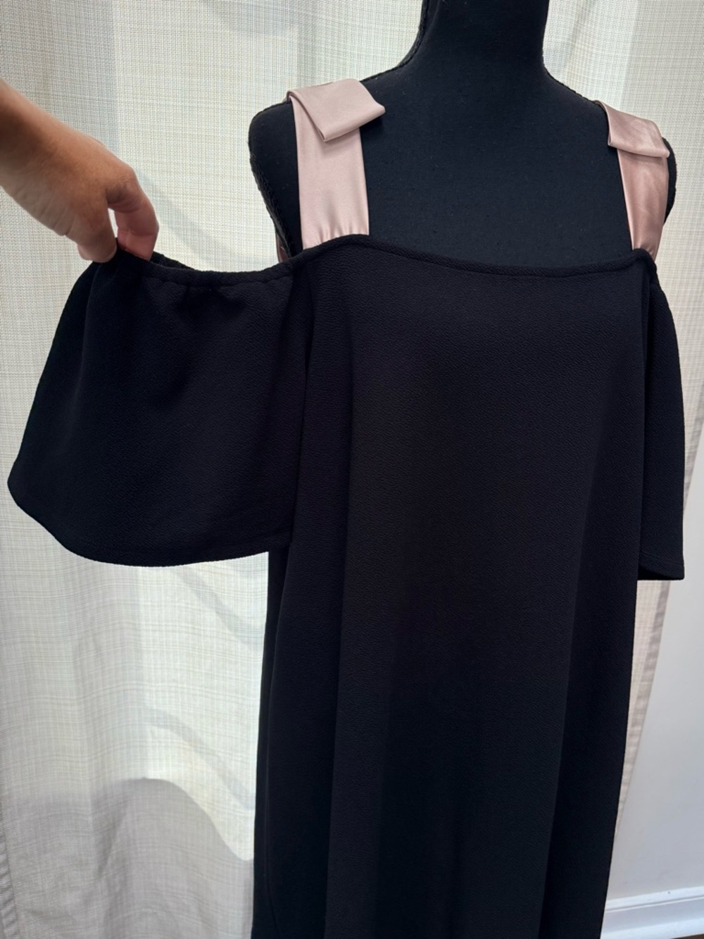 Sunday in Brooklyn Anthro Black Shift Dress Cold Shoulder Bow Strap Sz L Chic - Picture 6 of 13